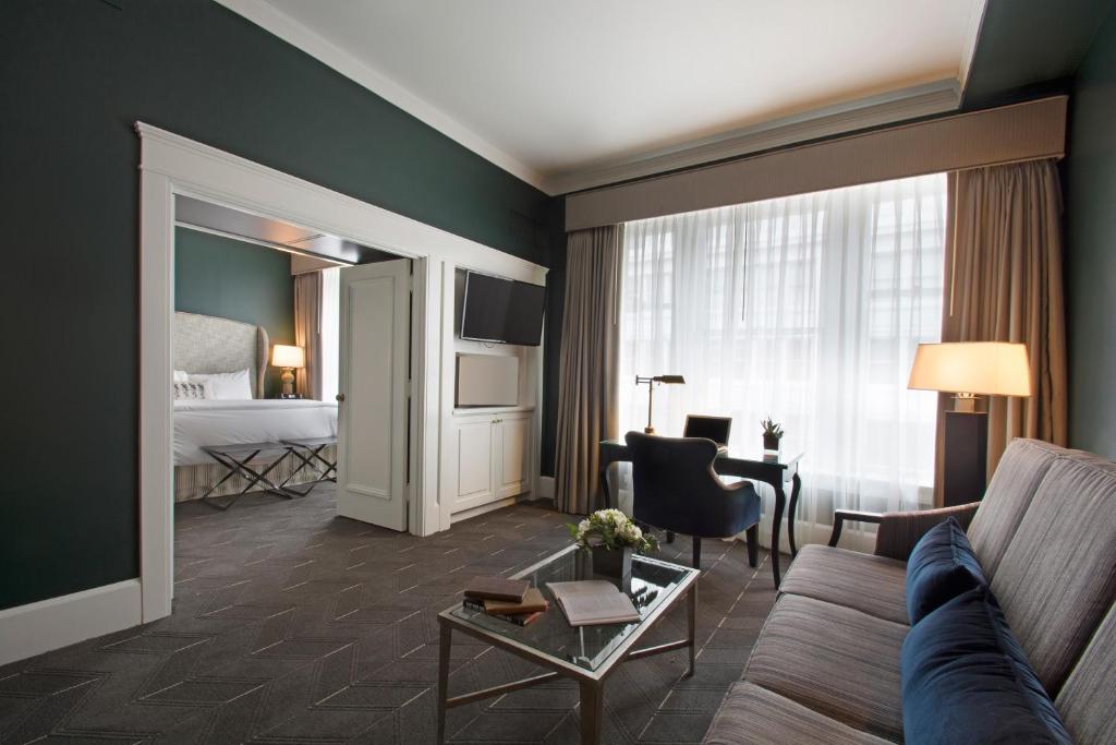 Postel nebo postele na pokoji v ubytování Sentinel Hotel