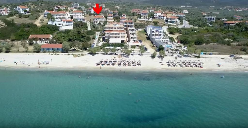 eine Luftansicht auf einen Strand mit einem Resort in der Unterkunft Villa Ekali in Limenaria