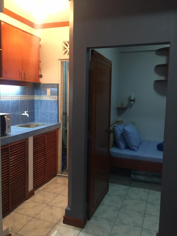 Las Pinas Serviced Apartment - Double Or Twin Room With Balcony