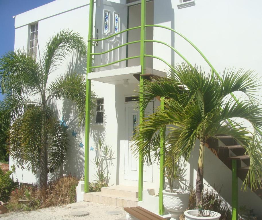 صورة لـ Coral Lane Beach Apartments في سانت جيمس