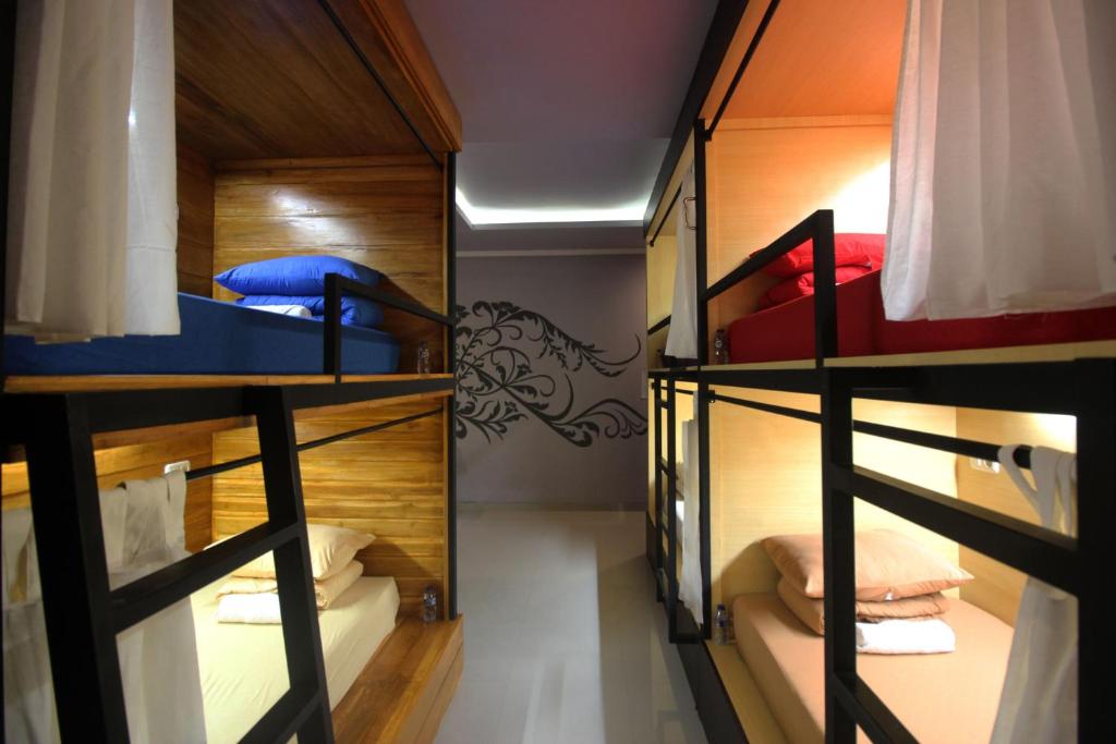 mały pokój z łóżkiem piętrowym w obiekcie Dong Paloh Hostel w mieście Munduk