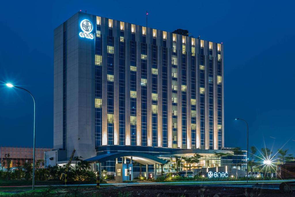 Enso Hotel في سيكارانغ: مبنى على ساعه