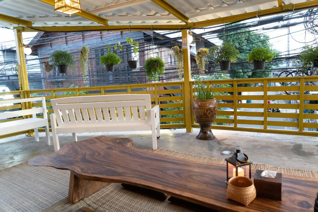 Balkón nebo terasa v ubytování Past Tense Hostel
