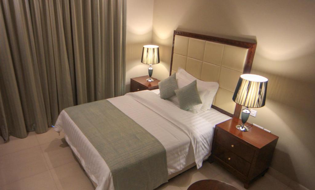 Postel nebo postele na pokoji v ubytování Muscat Inn Hotel