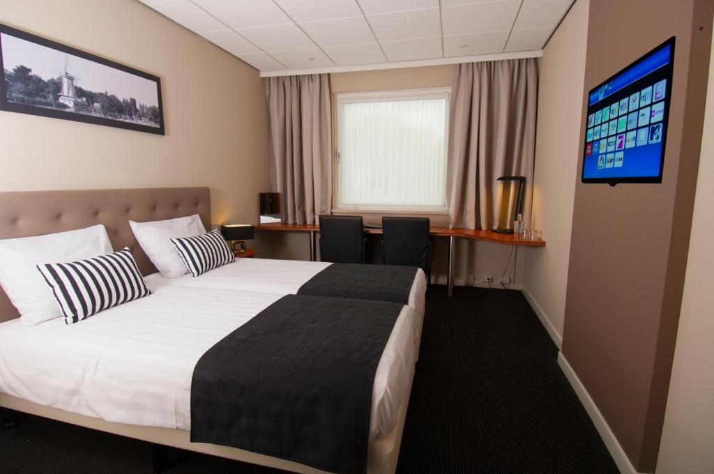 Postel nebo postele na pokoji v ubytování Hotel De Zoete Inval Haarlemmerliede