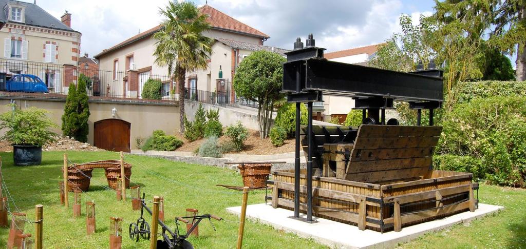 um piano no quintal de uma casa em Champagne Philippe Martin em CumiÃ¨res