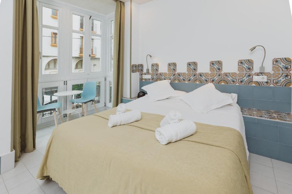 Postel nebo postele na pokoji v ubytování Hostal Gravina