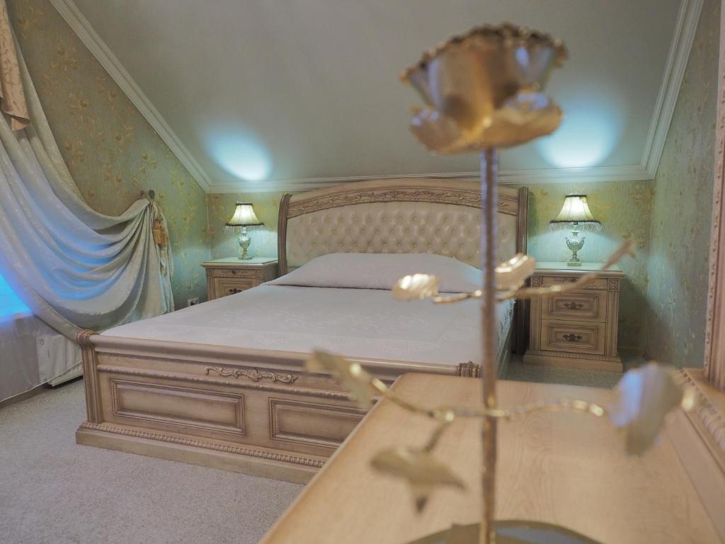 een slaapkamer met een bed en twee tafels en twee lampen bij Parus Park-hotel in Moskou