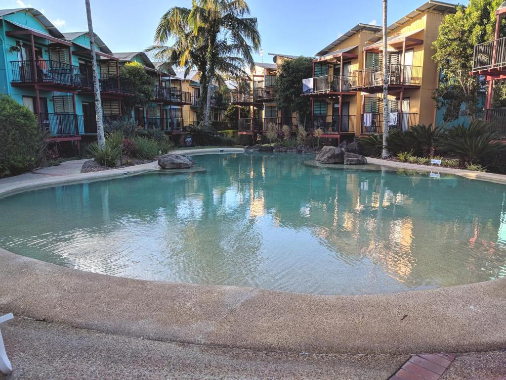 uma piscina num pátio com alguns apartamentos em Noosa Holiday Accommodation em Noosaville