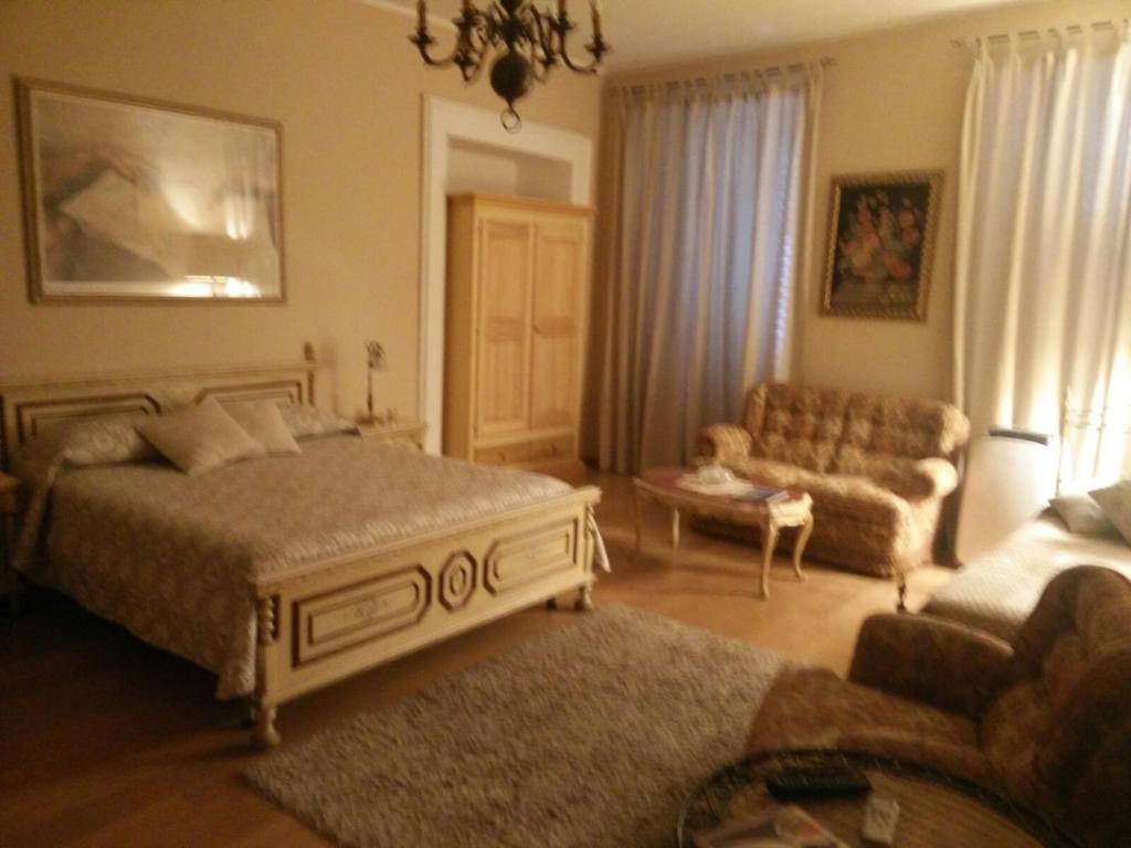 トリエステにあるTorrebiancaのリビングルーム(ベッド1台、ソファ付)