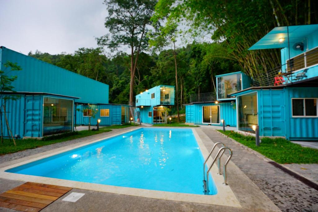 una piscina di fronte a una casa di Sarang by the brook a Kuala Kubu Baharu
