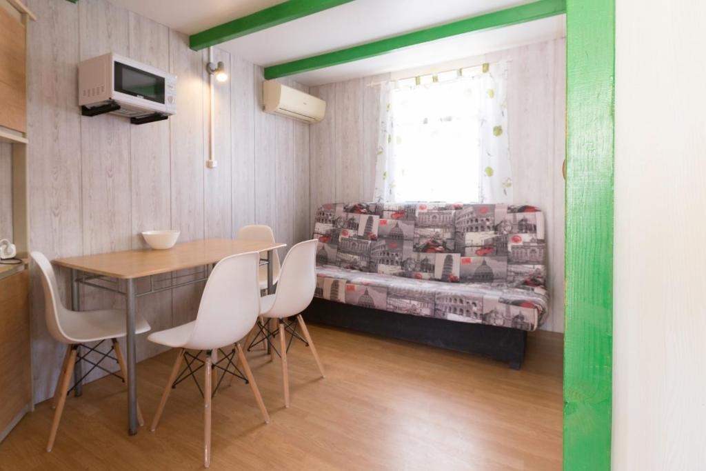 Televízia a/alebo spoločenská miestnosť v ubytovaní Camping Los Llanos