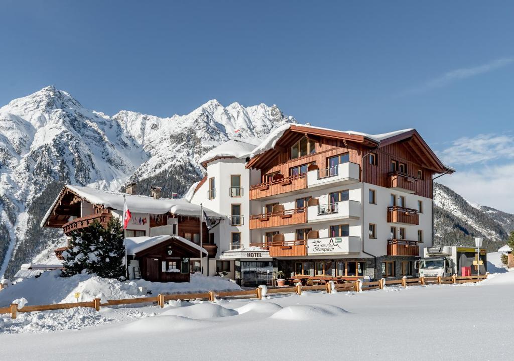 Nespecifikovaný výhled na hory nebo výhled na hory při pohledu z hotelu