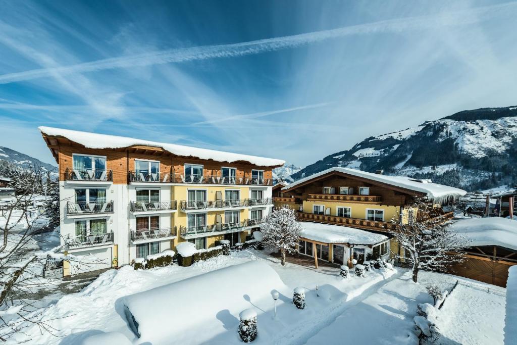 Nespecifikovaný výhled na hory nebo výhled na hory při pohledu z hotelu