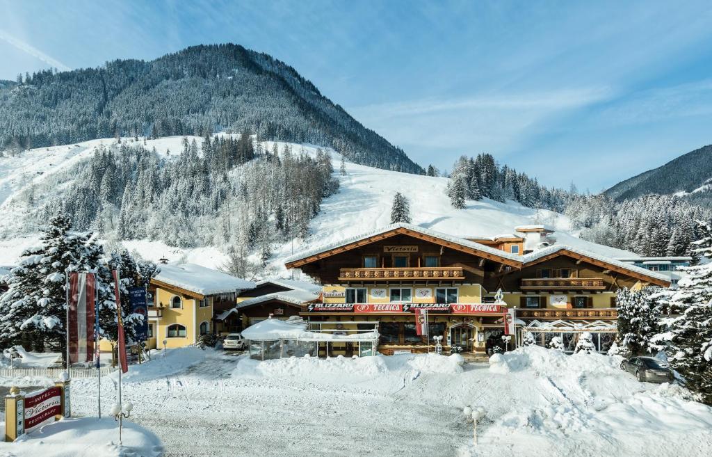eine Skihütte im Schnee auf einem Berg in der Unterkunft Hotel Victoria in Maishofen