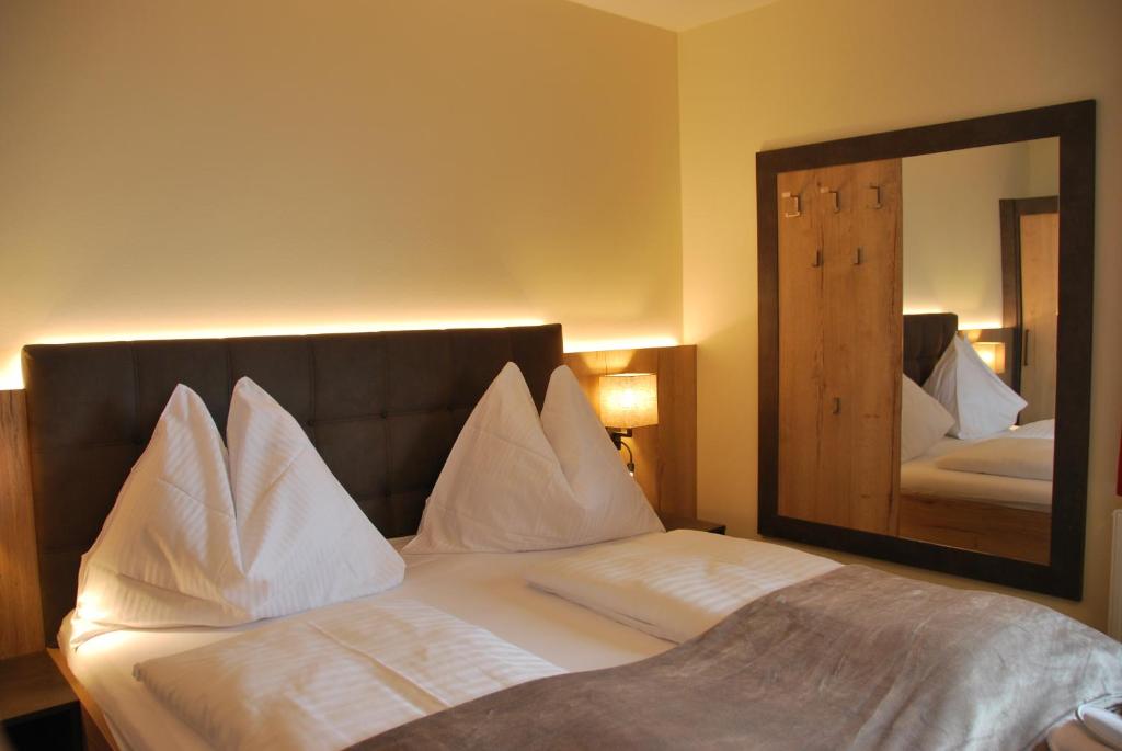 A bed or beds in a room at Hotel Pariente