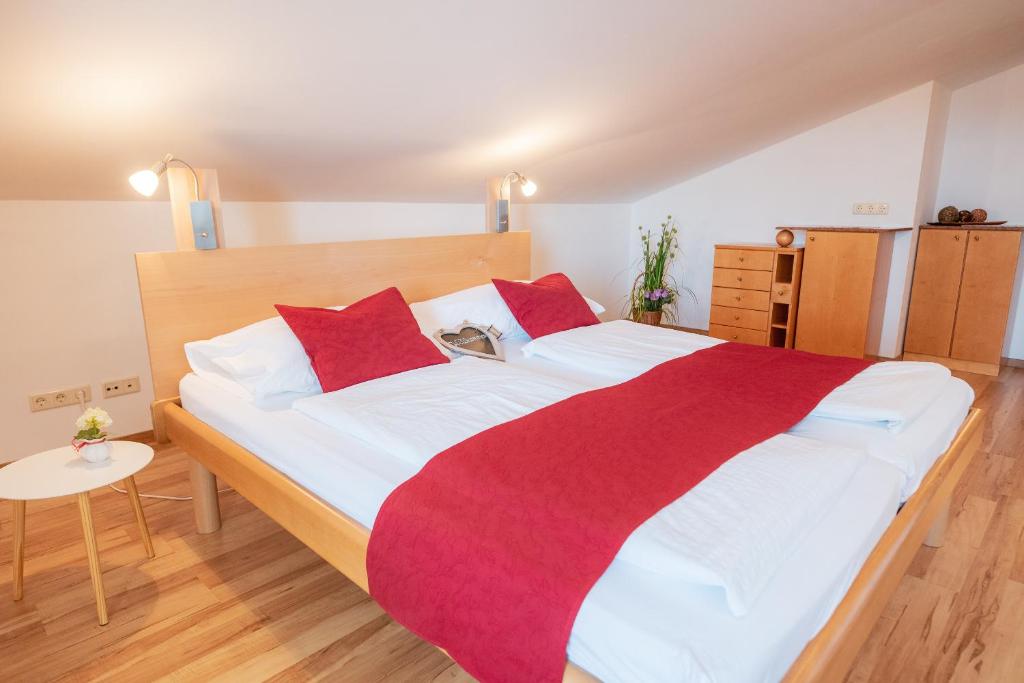 Postel nebo postele na pokoji v ubytování Haus Martin - Schneeberger