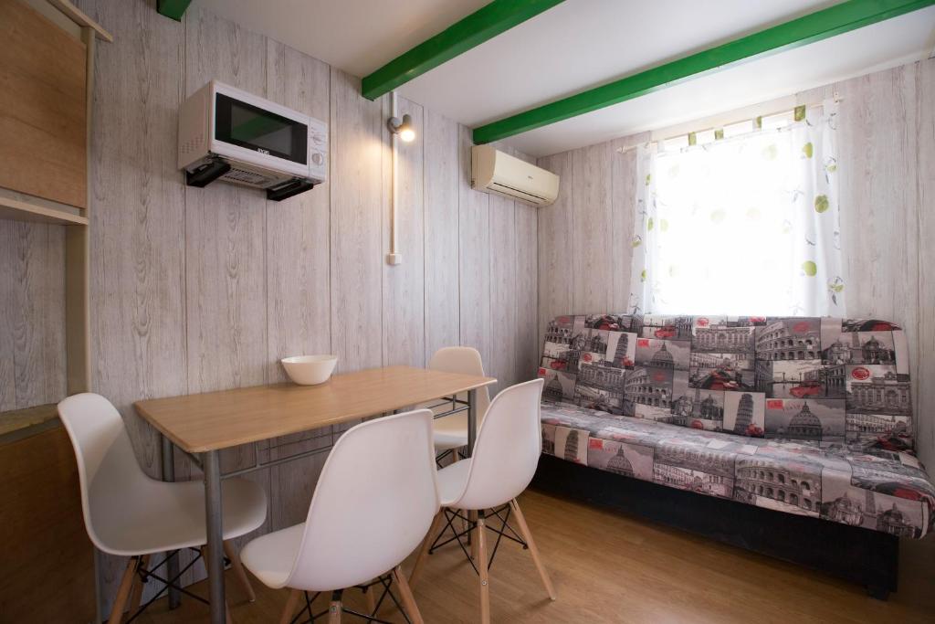 Televízia a/alebo spoločenská miestnosť v ubytovaní Camping Los Llanos