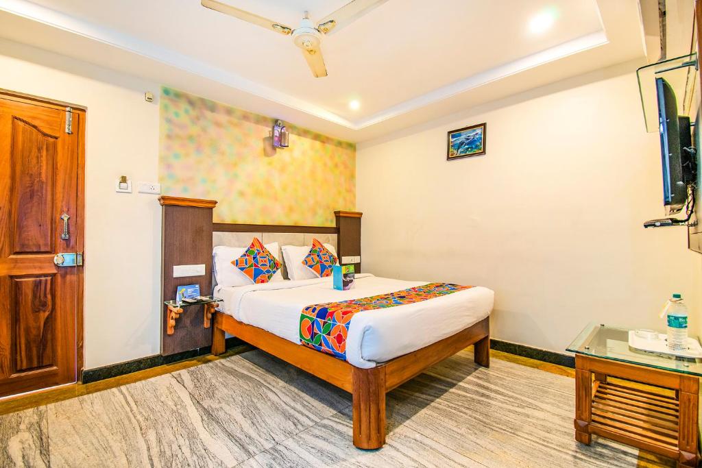 Llit o llits en una habitació de GPR Inn Tirupati Railway Station