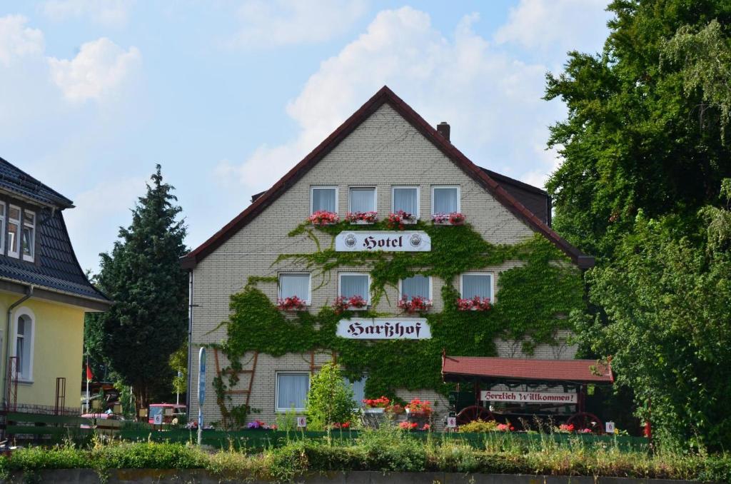 a building with a sign on the side of it at Hotel Harsshof in Salzgitter