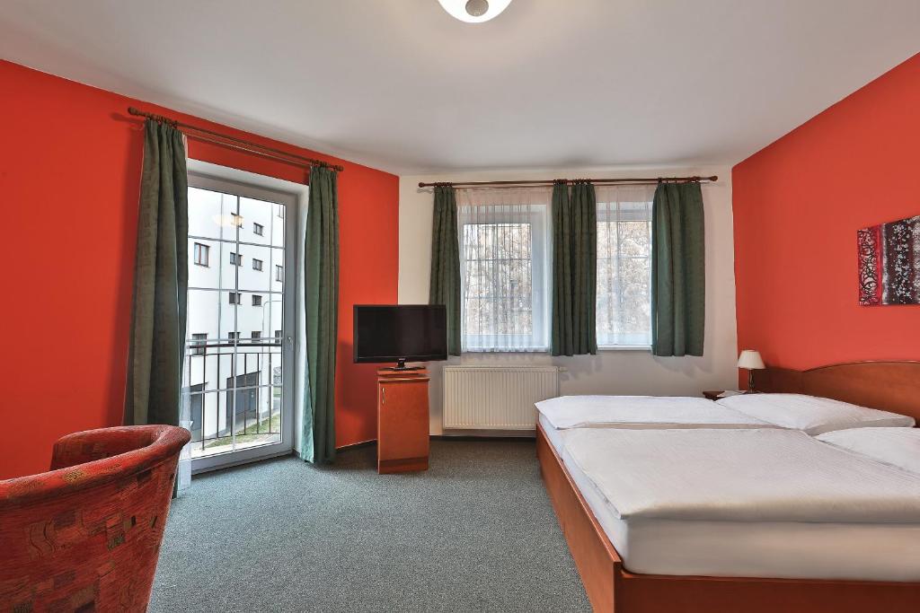 Postel nebo postele na pokoji v ubytování Attic Hotel