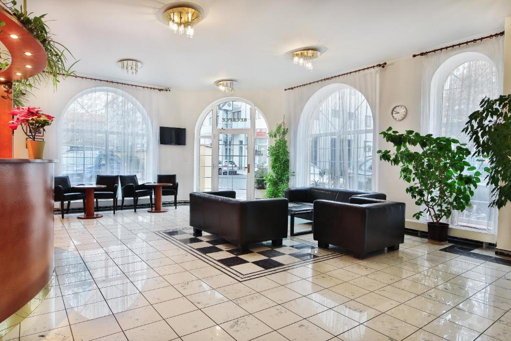 TV a/nebo společenská místnost v ubytování Attic Hotel