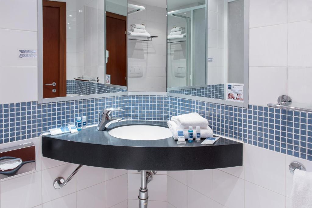A bathroom at Idea Hotel Torino Mirafiori