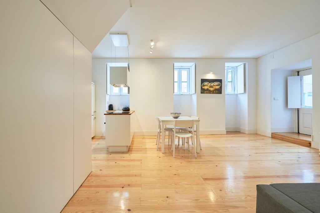 a kitchen and dining room with a table and chairs at Casa Eclea Lisbon Principe Real in Lisbon