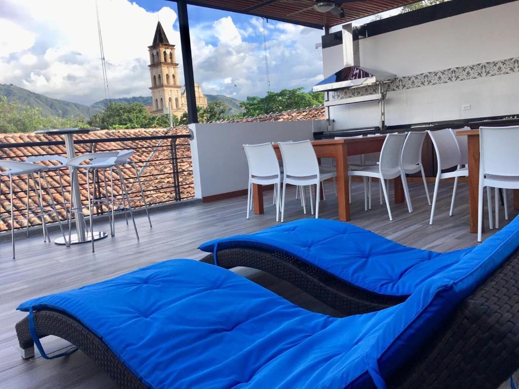 a blue blanket on a balcony with a table and chairs at Casa de Balcones in Garzón
