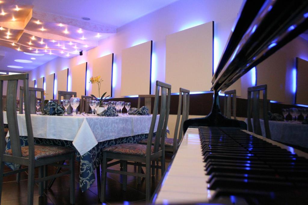 A restaurant or other place to eat at Hotel Gabbiano