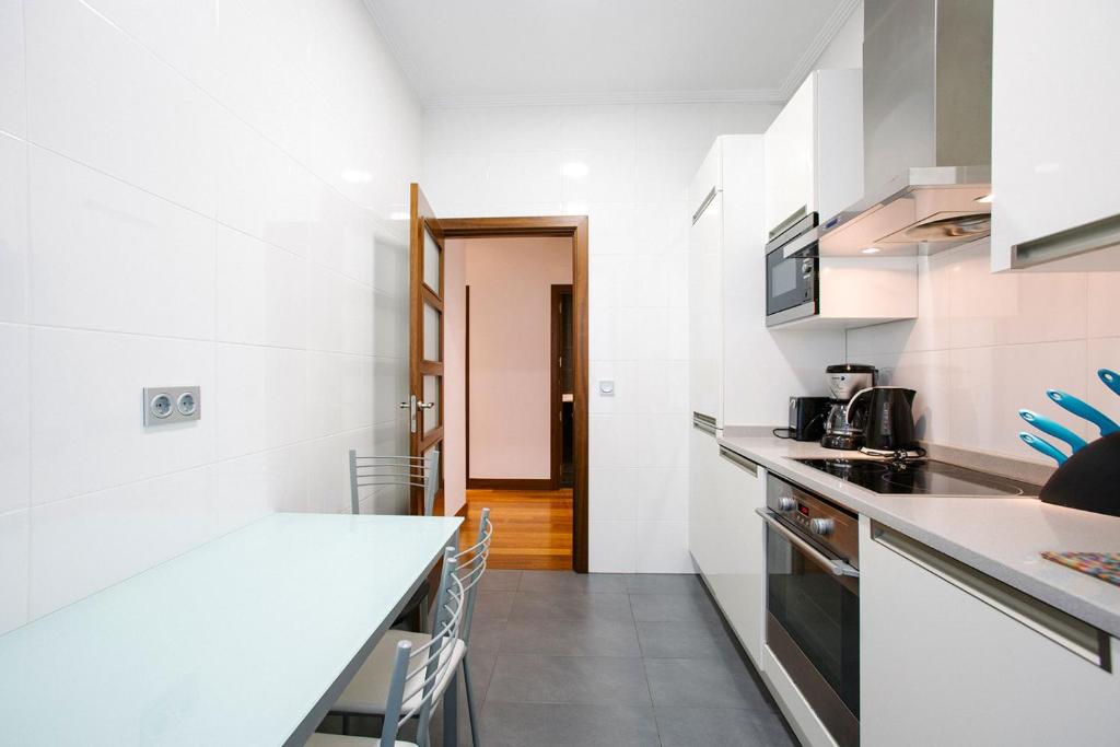 Kuchyň nebo kuchyňský kout v ubytování Apartamentos San Marcial 28