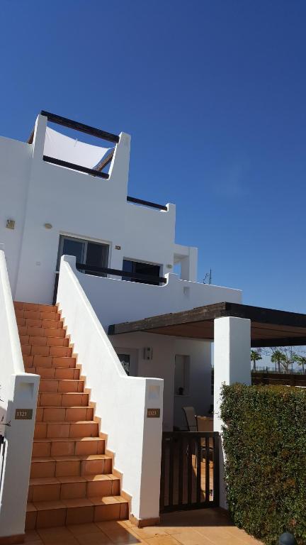 een trap naar een wit huis bij Condado De Alhama in Alhama de Murcia