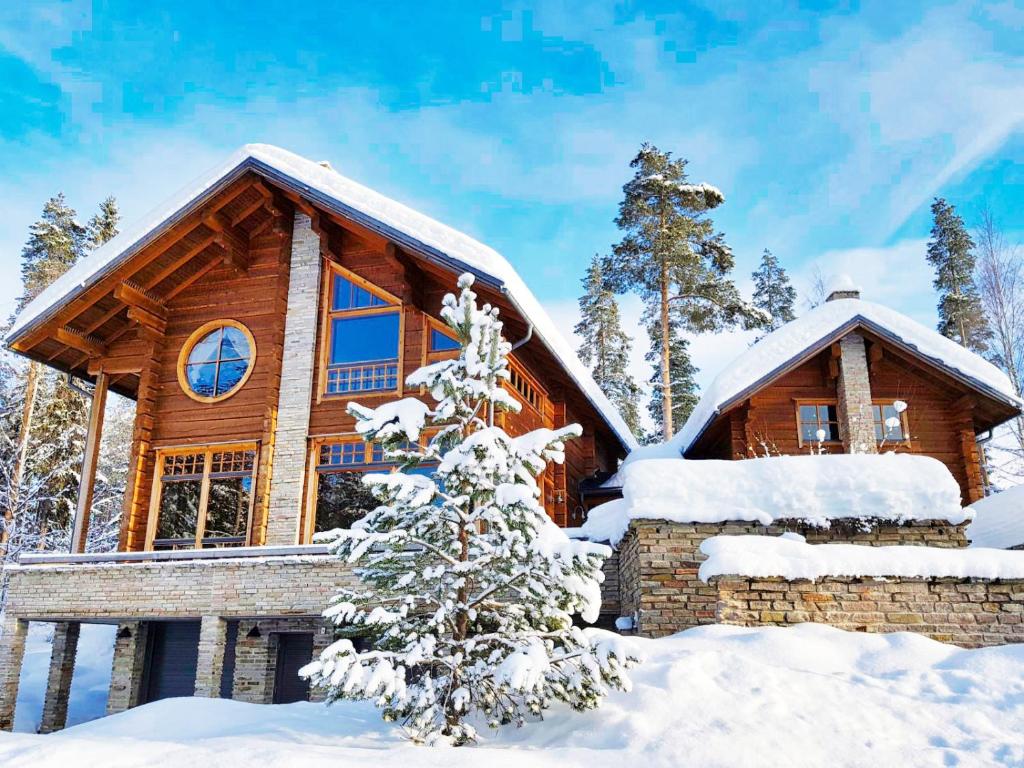 a log cabin in the snow at Villa Cheers in Tahkovuori