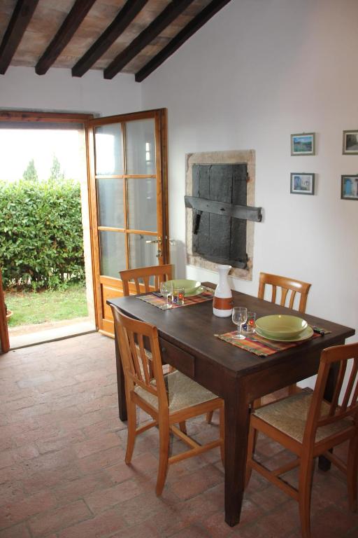 Televízia a/alebo spoločenská miestnosť v ubytovaní Casa di Romano, Al Tramonto