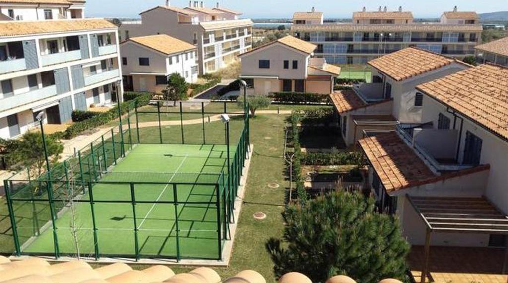 Tenis a/nebo squash v ubytování Sensacional Chalet Adosado de lujo "Vacaciones todo el año" nebo okolí