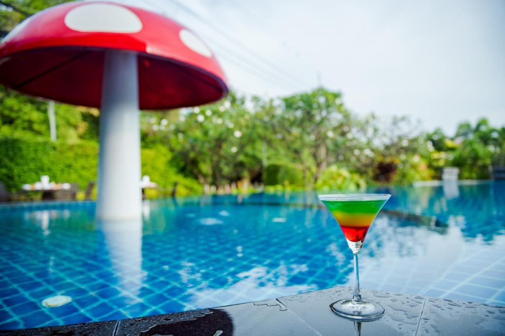 Bazén v ubytování Golden Beach Cha-Am Hotel nebo v jeho okolí