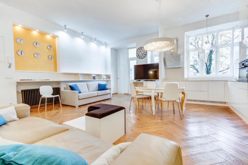 Central and Luxurious Beethovnova Apartment في ليوبليانا: غرفة معيشة مع أريكة وطاولة