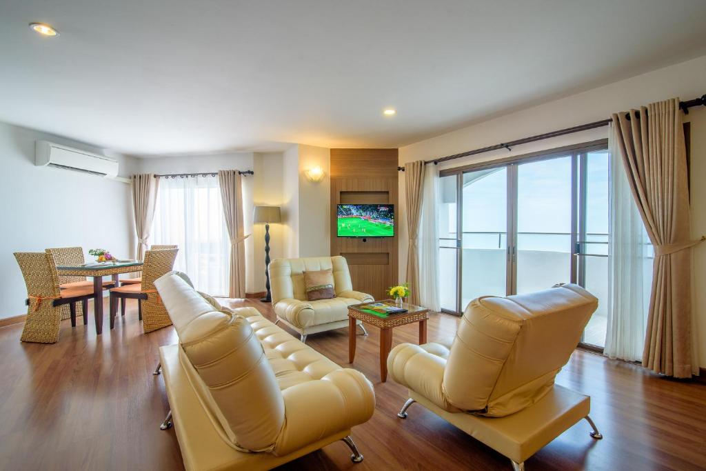 TV a/nebo společenská místnost v ubytování Golden Beach Cha-Am Hotel