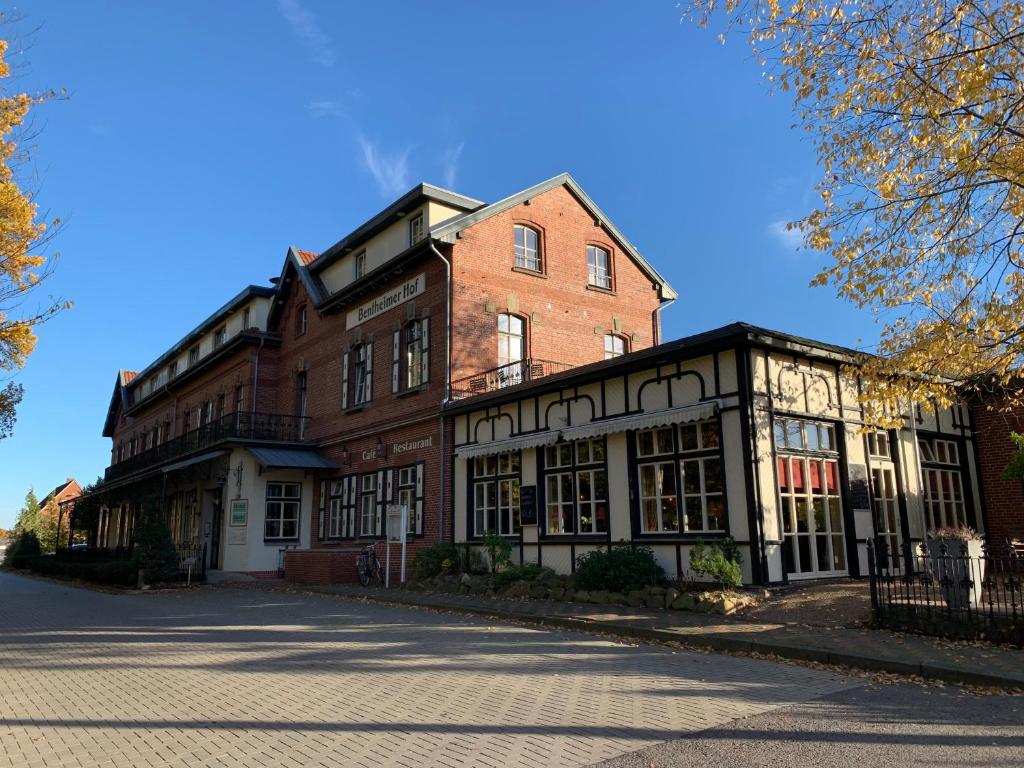 un gran edificio de ladrillo sentado al lado de una calle en Hotel Bentheimer Hof, en Bad Bentheim