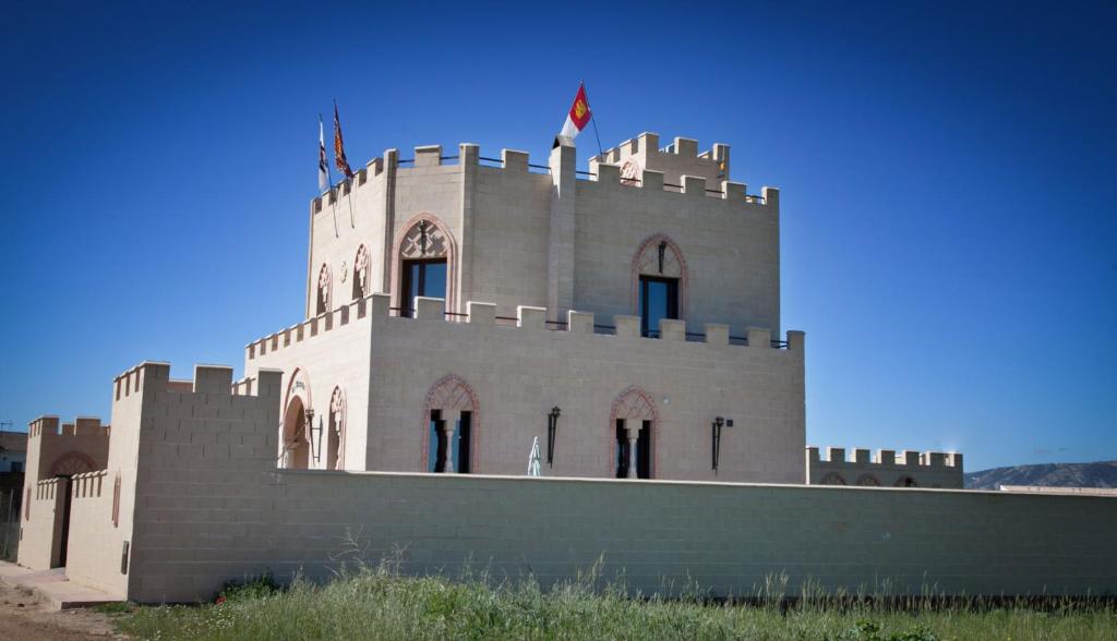 un castillo con un cielo azul en el fondo en Casa Rural La Alcazaba, en El Robledo