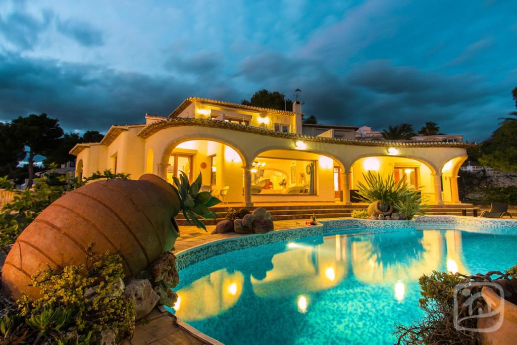 Bazén v ubytování Villa Gaviota by Abahana Villas nebo v jeho okolí