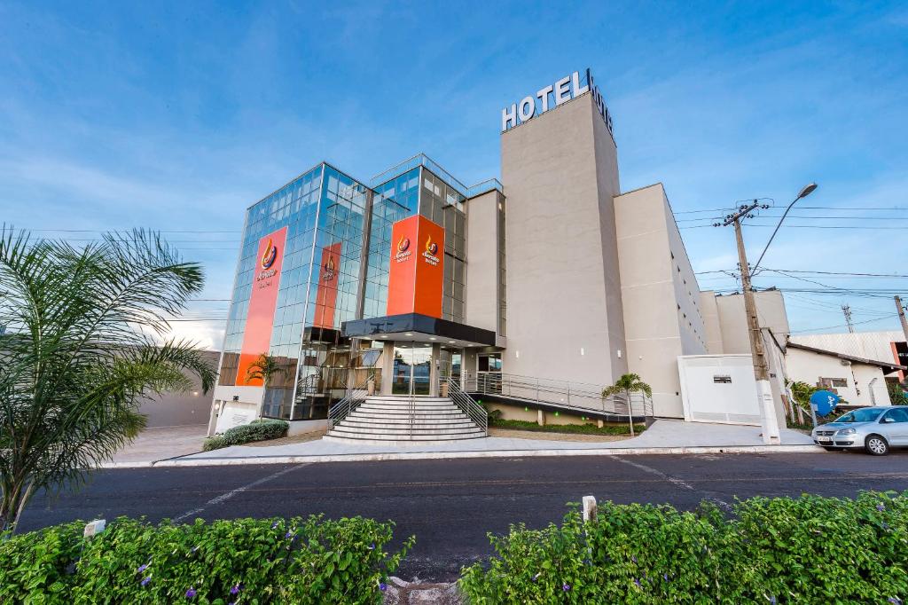 a hotel with a sign on the front of it at Serata Hotel in Fernandópolis