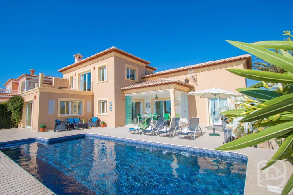 uma imagem de uma villa com piscina em Villa Las Flores by Abahana Villas em Benissa