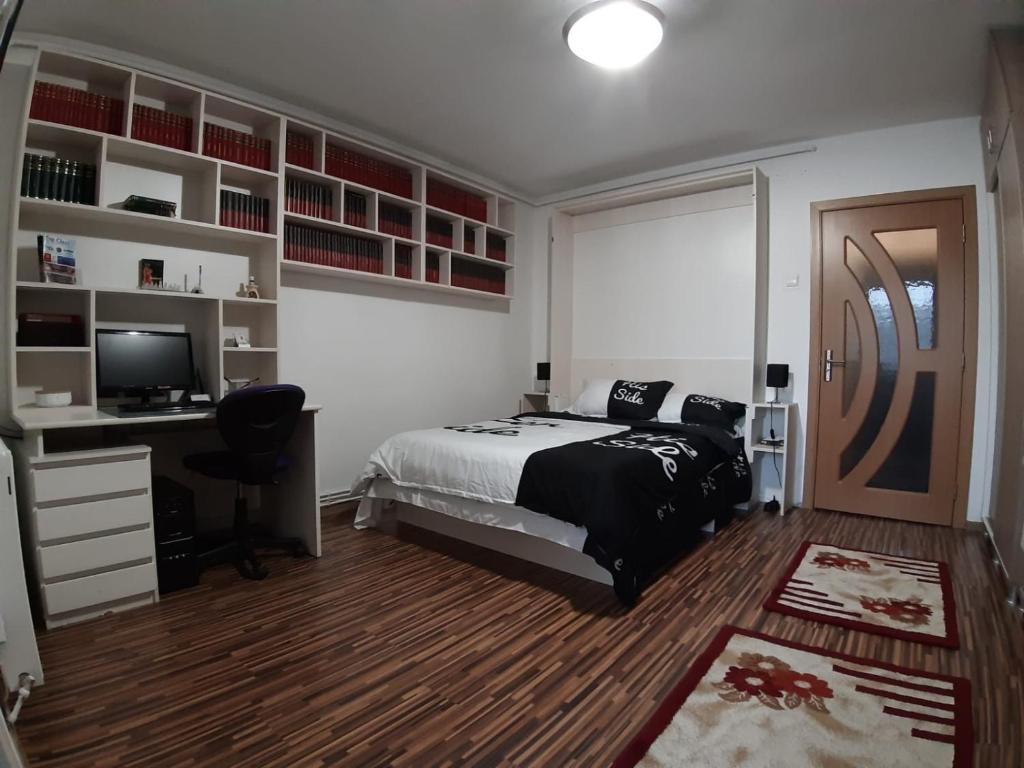 トゥルグ・ムレシュにあるApartament Daciaのベッドルーム1室(ベッド1台、デスク、コンピュータ付)