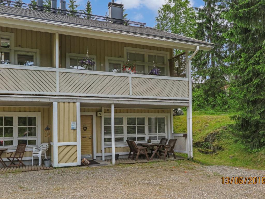 En balkon eller terrasse på Holiday Home Tahkontilhi e 5 by Interhome