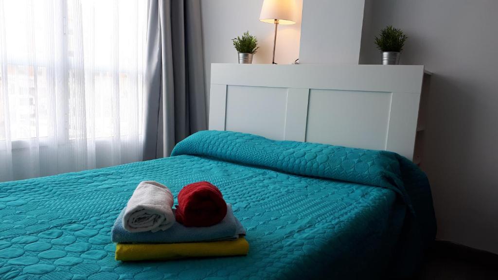 Un dormitorio con una cama con una toalla. en Calle Antonio Millón, en Nerja