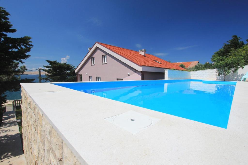 Bazén v ubytování Beachfront Apartments Anita with Pool nebo v jeho okolí