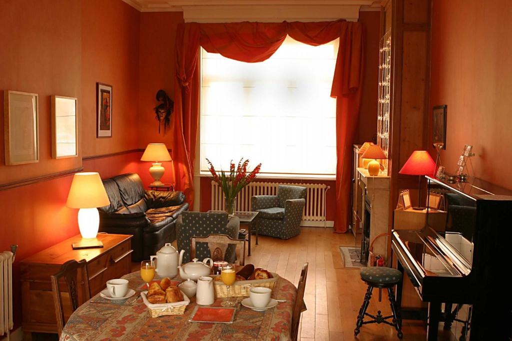 un soggiorno con tavolo e cibo sopra di Chez Jeanne et Vittorio a Lambersart