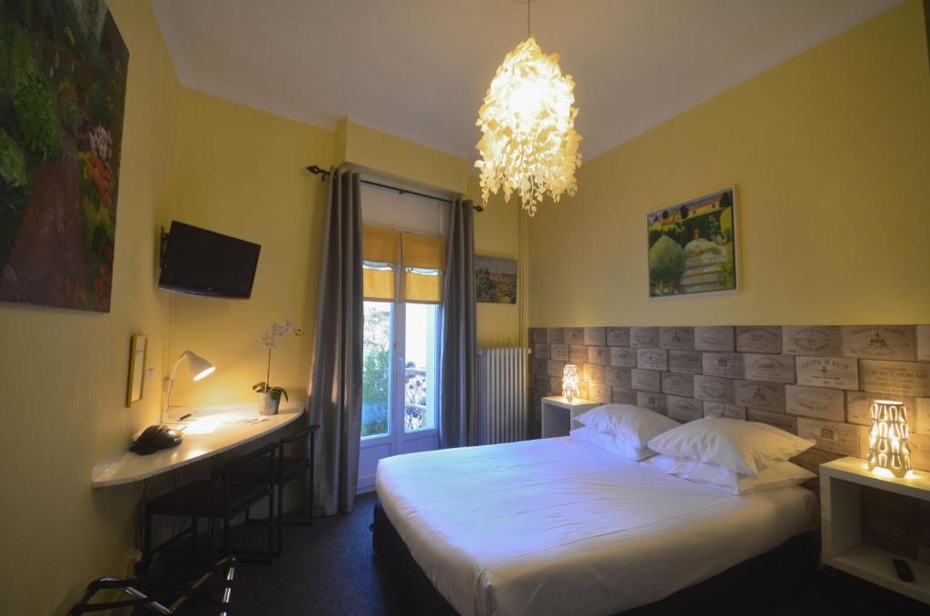 Postel nebo postele na pokoji v ubytování Hôtel Vauban
