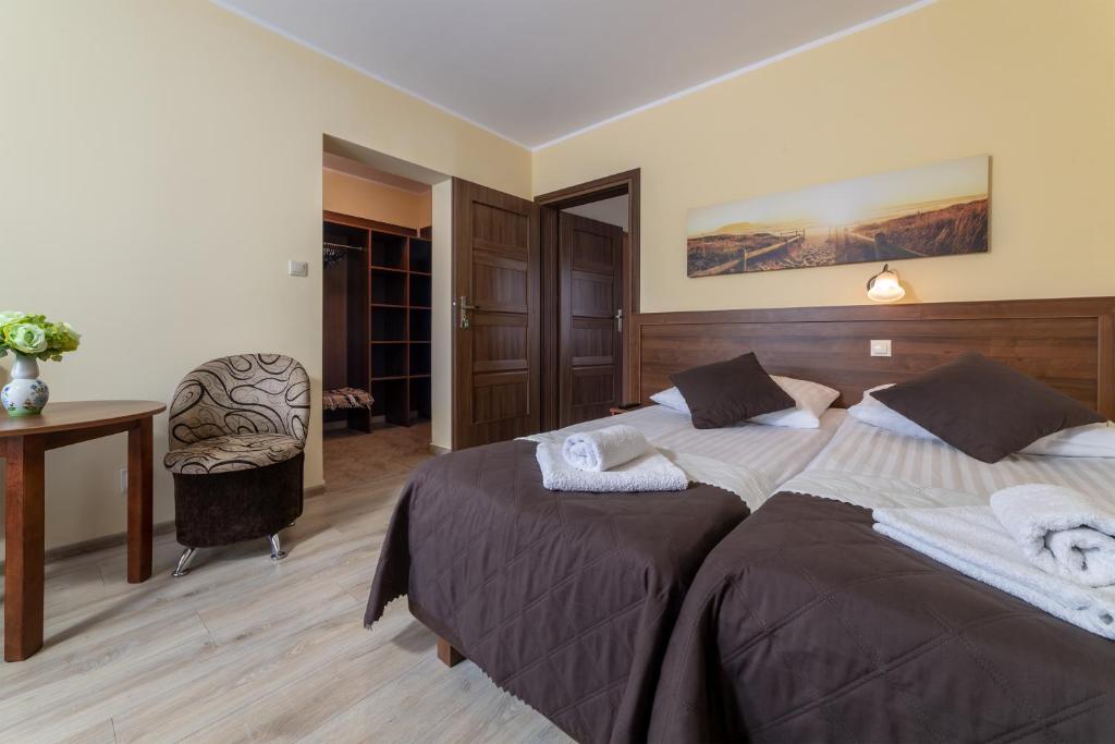 Dom Jastrzębia z basenem i jacuzzi - 12